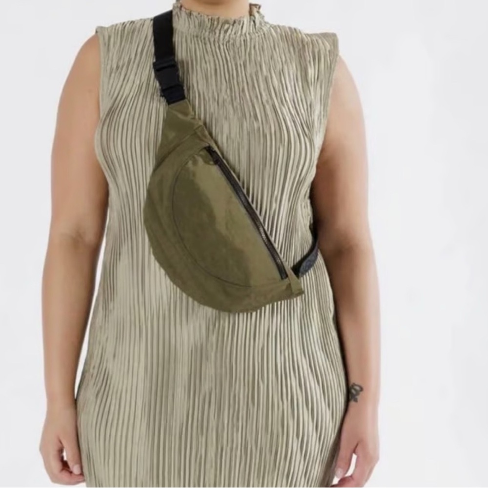 BAGGU NWT Crescent Fanny Pack